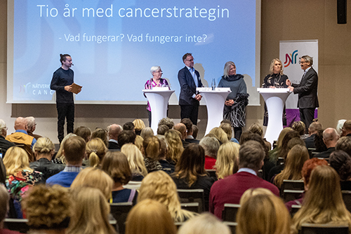 Årets Världscancerdag var ett välbesökt event. Moderator för dagen var chefredaktören för DOKTORN, Anders Åker.  Foto: Shutterstock